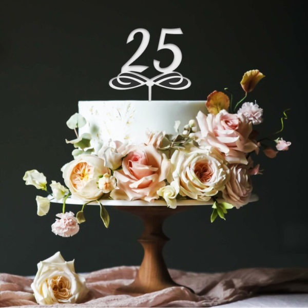 Krásny zapich s číslom na tortu k narodeninám biely